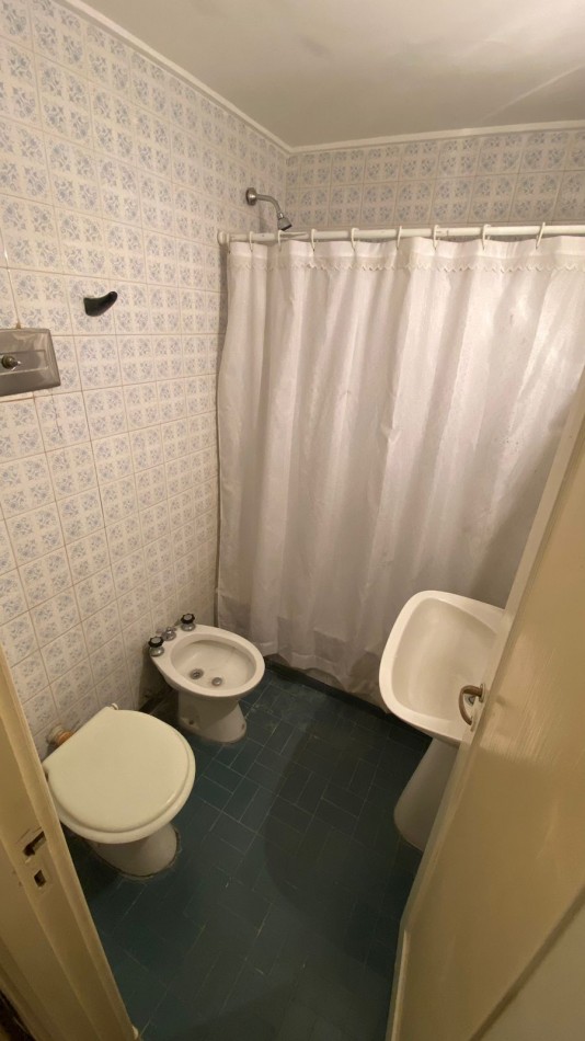 Departamento 2 ambientes con balcon y cochera fija sobre Avenida Colon  