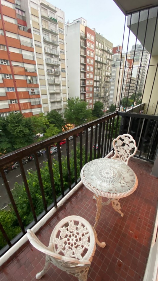 Departamento 2 ambientes con balcon y cochera fija sobre Avenida Colon  