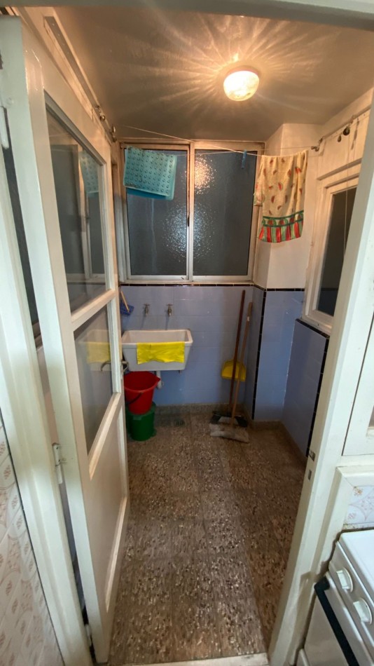 Departamento 2 ambientes con balcon y cochera fija sobre Avenida Colon  