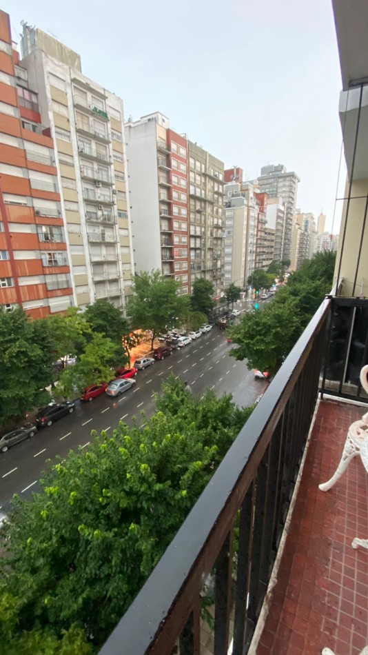 Departamento 2 ambientes con balcon y cochera fija sobre Avenida Colon  