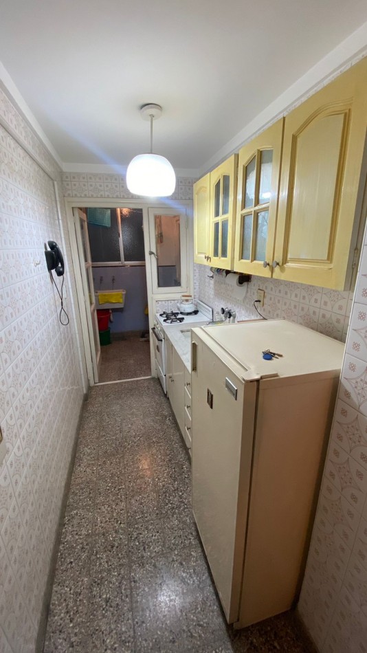 Departamento 2 ambientes con balcon y cochera fija sobre Avenida Colon  